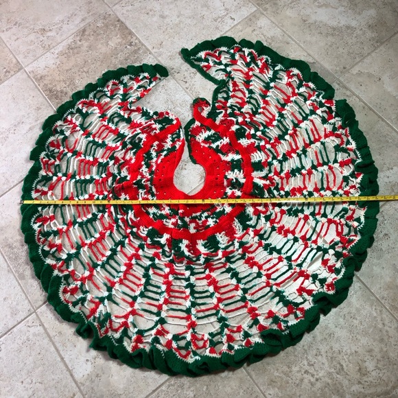 Vintage Handmade Red Green White Granny’s Boho Crocheted Christmas Tree Skirt - Picture 6 of 7